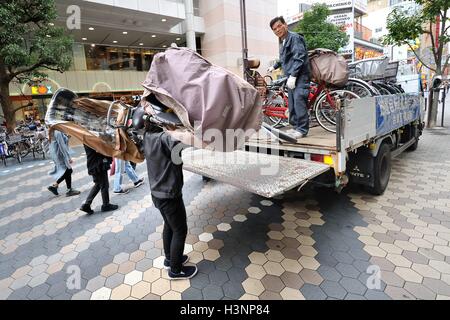 Tokio, Japan. 12. Oktober 2016. Fahrrad-Parken-Vollzugsbeamte falsch geparktes, Ticket Fahrräder zu sammeln und legen Sie sie auf einem Fahrrad, LKW, Asakusa, Tokyo, Japan am 11. Oktober 2016 Beschlagnahme. Fahrräder sind eine bequeme und effiziente Art zu reisen um Tokio. Jedoch beschlagnahmen wenn Sie Ihr Fahrrad illegal parken, es beschlagnahmt werden kann und du musst zahlen eine $30 bis $50-Dollar-feine und Reisen in eine ungünstig gelegen viele um ihn zurückzubekommen. © Rory frohe/ZUMA Draht/Alamy Live-Nachrichten Stockfoto