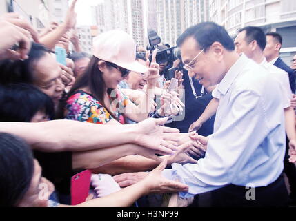 Macao, China. 11. Oktober 2016. Der chinesische Ministerpräsident Li Keqiang (R Front) schüttelt Hände mit Touristen und Anwohner während des Besuchs der Rua Cunha in Macau Special Administrative Region, Süd-China, 11. Oktober 2016. Premier Li machte eine Inspektionsreise in Macao Dienstagnachmittag. © Ju Peng/Xinhua/Alamy Live-Nachrichten Stockfoto