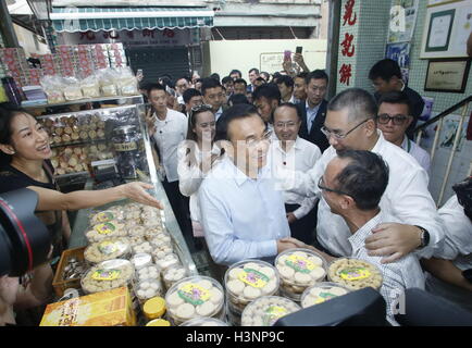 Macao, China. 11. Oktober 2016. Chinese Premier Li Keqiang (C) besucht ein Lebensmittelgeschäft auf der Rua Do Cunha in Macau Special Administrative Region, Süd-China, 11. Oktober 2016. Premier Li machte eine Inspektionsreise in Macao Dienstagnachmittag. © Ju Peng/Xinhua/Alamy Live-Nachrichten Stockfoto