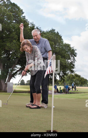 Älteres paar Golf spielen Stockfoto