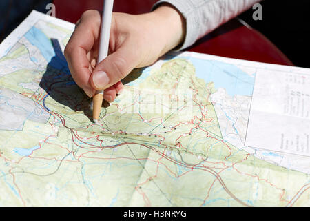 Frauenhand auf Faltung Karte von Harriman und Bear State Parks, New York State, USA Stockfoto