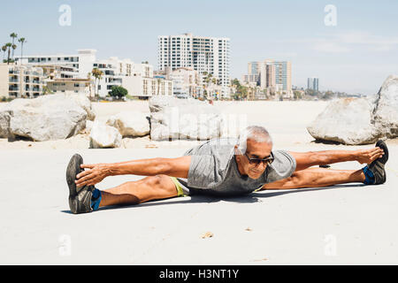 Senior woman, Sport am Strand, stretching, Long Beach, Kalifornien, USA Stockfoto