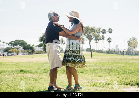 Älteres paar tanzen im Freien, Long Beach, Kalifornien, USA Stockfoto