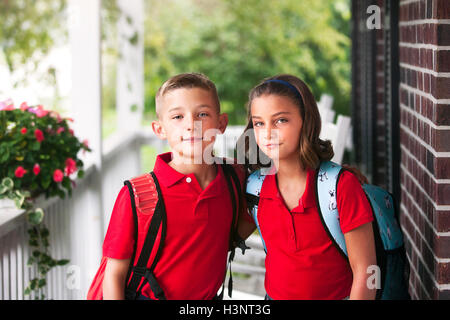 Porträt von Bruder und Schwester am ersten Tag des neuen Schuljahres Stockfoto