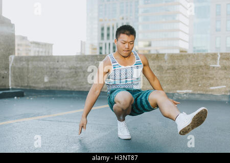 Mann Breakdance auf Betonboden, Boston, Massachusetts, USA Stockfoto