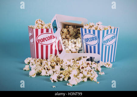 Eimer Popcorn vor einem blauen Hintergrund Vintage Retro-Filter.