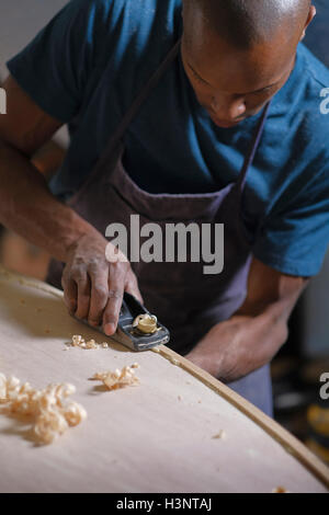 Handwerker machen Paddleboard in Werkstatt Stockfoto