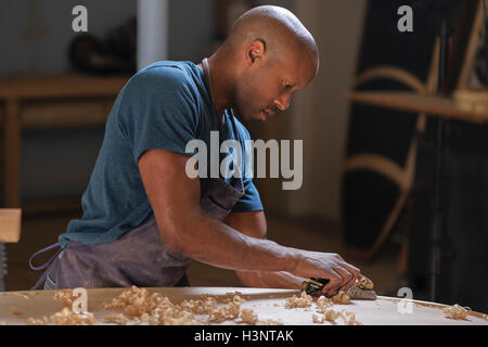 Handwerker machen Paddleboard in Werkstatt Stockfoto