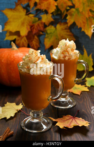 Hausgemachte Pumpkin Spice Latte mit Sahne Stockfoto