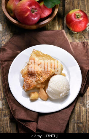 Stück Apfelkuchen serviert mit Eis Stockfoto