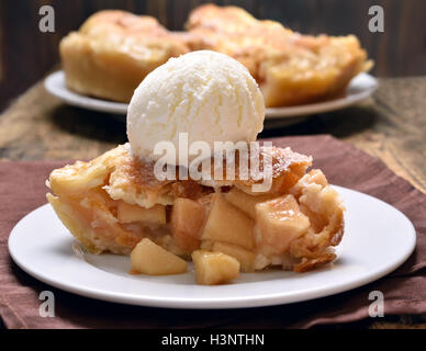 Stück Apfelstrudel mit Eis serviert, Nahaufnahme Stockfoto