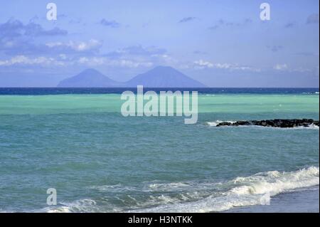 Sizilien (Italien), Strand von Capo d ' Orlando (Messina), Äolischen Inseln am Horizont Stockfoto