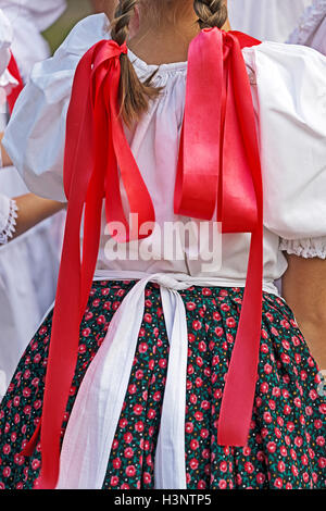 Detail der traditionellen ungarischen Tracht getragen von den Frauen des ethnischen ungarischen aus Banat, Rumänien. Stockfoto