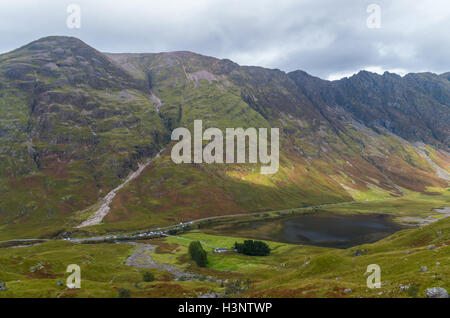 Aonach Eagach Bergrücken oberhalb Loch Achtriochtan in Glencoe, Schottland Stockfoto