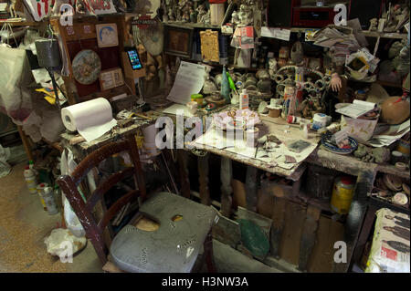 Das Innere des Ladens Restaurierung genannt "Doll Hospital" in Via di Ripetta, Rom Stockfoto