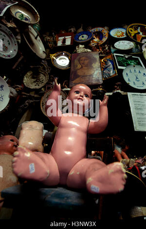 Puppe in der Restaurierung-Shop namens "Doll Hospital" in Via di Ripetta, Rom Stockfoto