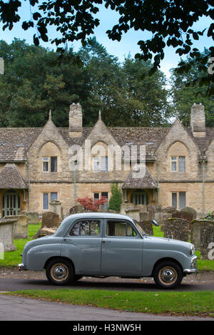 Austin Standard Oldtimer außerhalb Holloways Armenhäuser parkten, Str. Marys Kirche, Witney, Cotswolds, England, Vereinigtes Königreich Stockfoto