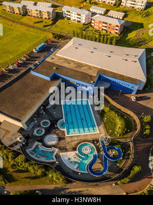 Luftaufnahme der ein öffentliches Schwimmbad in Kopavogur, einem Vorort von Reykjavík, Island Stockfoto