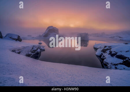 Winter-Sonnenuntergang und Nebel über den See Myvatn, Island Stockfoto