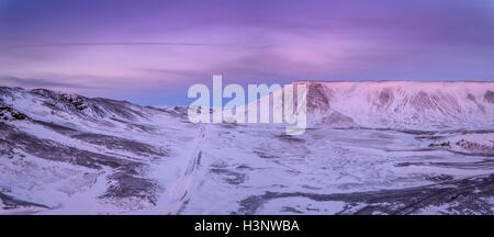 Top Blick auf Sonnenuntergang über den Bergen von See Kleifarvatn, nur eine kurze Autofahrt von Reykjavik, Island. Drohne-Fotografie Stockfoto