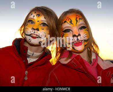 Junge Mädchen mit bemalten Gesichtern, Winter Festival in Reykjavik, Island Stockfoto