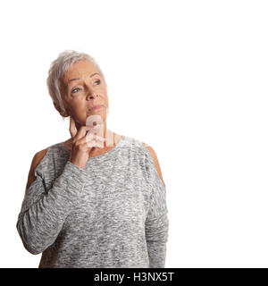 betreffenden Reife Frau nachschlagen Stockfoto
