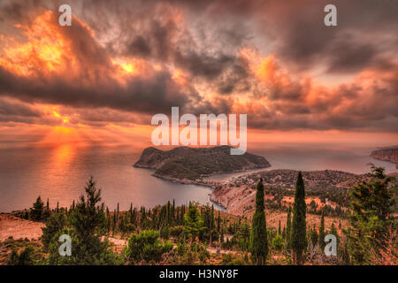 Den Sonnenuntergang über dem Dorf Assos in Kefalonia Island, Griechenland Stockfoto
