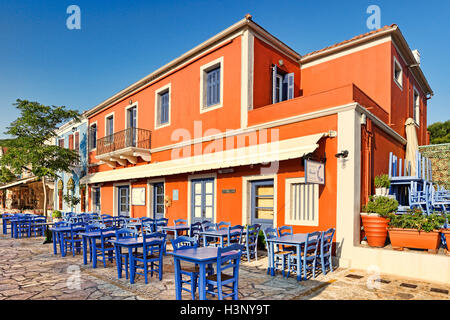 Das berühmte Fischrestaurant "Dionysis" am Hafen von Fiskardo auf Kefalonia Island, Griechenland Stockfoto