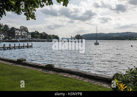 Einen malerischen Blick auf Lake Windermere in Ambleside zeigt ein Boot bereit, den Steg zu verlassen Stockfoto