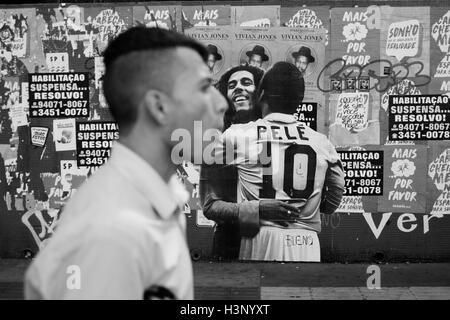 Bob Marley und Pelé umarmt auf Avenida Paulista in Sao Paulo. Stockfoto