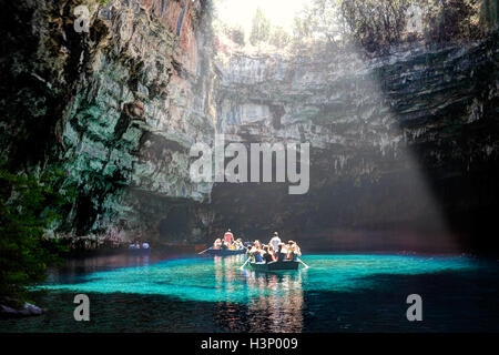 Die Tour in die Grotte von Melissani See auf der Insel Kefalonia, Griechenland Stockfoto