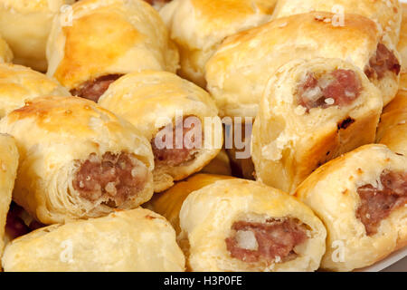 Studio hautnah frisch gebackenen hausgemachten cocktail Wurstbrötchen erschossen Stockfoto