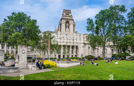 Mittagessen im Trinity Square Gardens, Tower Hill mit Blick auf Port of London Authority Building, London, England, Großbritannien Stockfoto