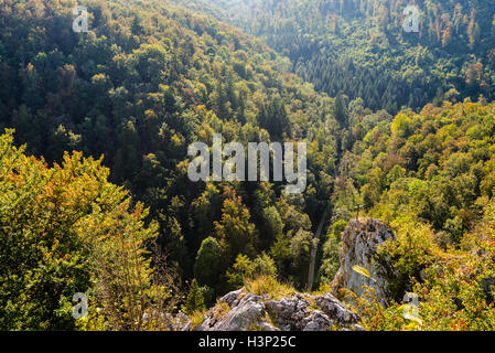 Blick nach unten auf schöne Landschaft in Schwäbische Alb Stockfoto