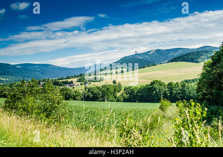 Tschechische Landschaft Berge mit Feld in der Nähe und Beobachtung Turm weit Stockfoto