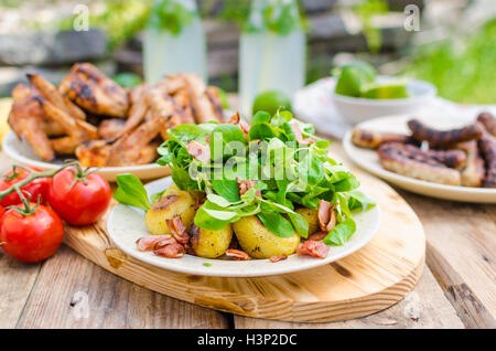 Outdoor-Grill, Chicken Wings, Bratwurst und hausgemachte Limonade aus Limetten und Minze, frische Kartoffel-Salat Stockfoto