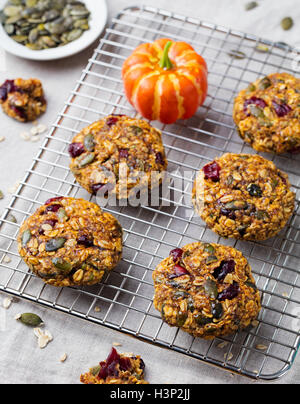 Hafer-Cookies mit Preiselbeeren auf einem Gestell Colling. Stockfoto