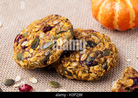 Kürbis, Hafer-Cookies mit Preiselbeeren, Ahorn Glasur Stockfoto