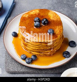 Kürbis-Pfannkuchen mit Ahornsirup und Heidelbeeren Stockfoto