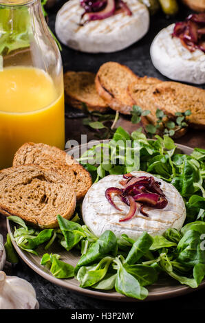 Camembert Käse mit Salat, Panini Brot und süße rote Zwiebel Stockfoto