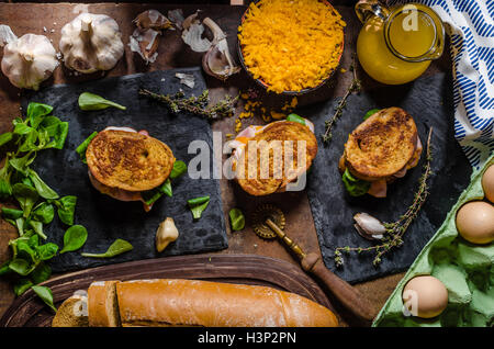 French Toast mit Schinken und Käse, Schmelzkäse innen, leckerer snack Stockfoto