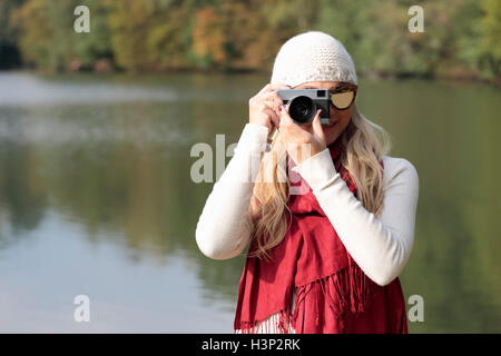 Junge Frau nehmen Foto mit alten Foto-Kamera Stockfoto