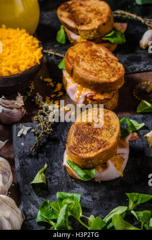 French Toast mit Schinken und Käse, Schmelzkäse innen, leckerer snack Stockfoto