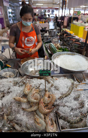 Köche kochen Thai Meeresfrüchte Gerichte in einem Stall in oder Tor Gor-Markt in Bangkok. Stockfoto