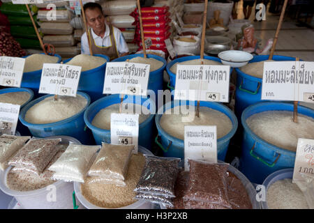 Verschiedene Sorten von Thai-Reis zu verkaufen in oder Tor Kor Frischmarkt in Bangkok. Stockfoto