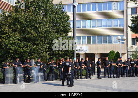 Kosovo Polizeioffiziere von der regionalen operativen Support Unit (ROSU) außerhalb der Nationalversammlung in Pristina, Kosovo Stockfoto