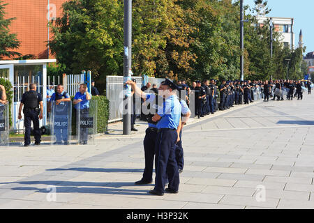 Kosovo Polizeioffiziere von der regionalen operativen Support Unit (ROSU) außerhalb der Nationalversammlung in Pristina, Kosovo Stockfoto