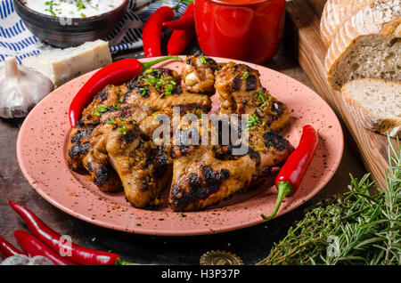 Gegrillte Hühnerflügel mit Chili und Blauschimmelkäse Sauce dip Stockfoto