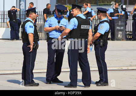 Kosovo Polizeioffiziere von der regionalen operativen Support Unit (ROSU) außerhalb der Nationalversammlung in Pristina, Kosovo Stockfoto