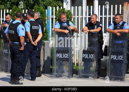 Kosovo Polizeioffiziere von der regionalen operativen Support Unit (ROSU) außerhalb der Nationalversammlung in Pristina, Kosovo Stockfoto